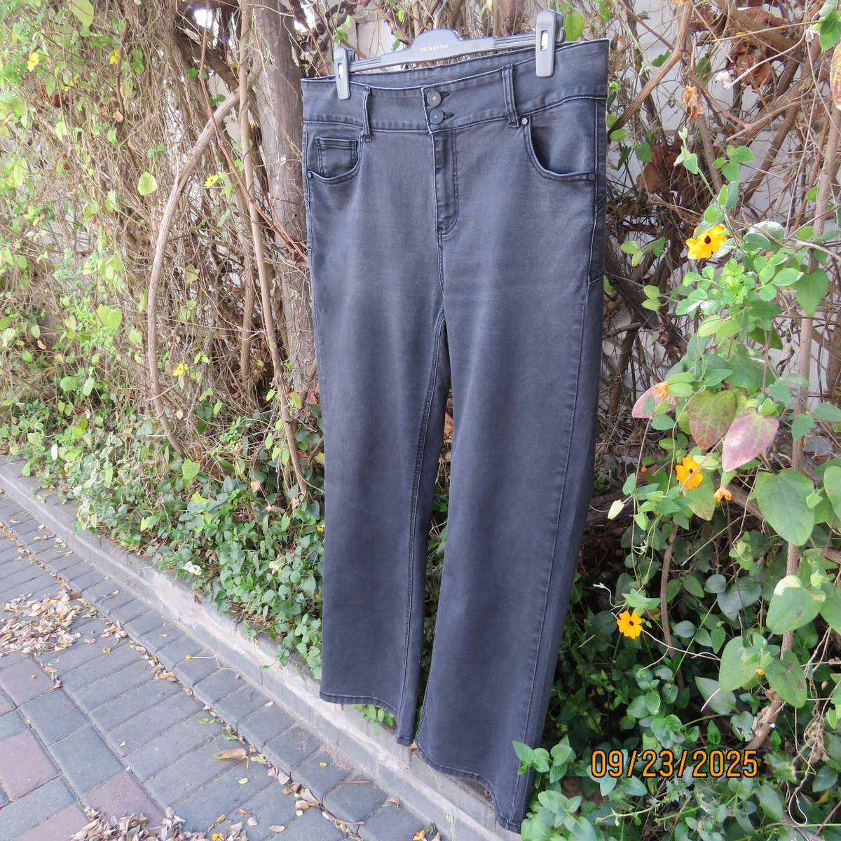 DONNA dark denim with wash-out look in polycotton stretch. Size 44