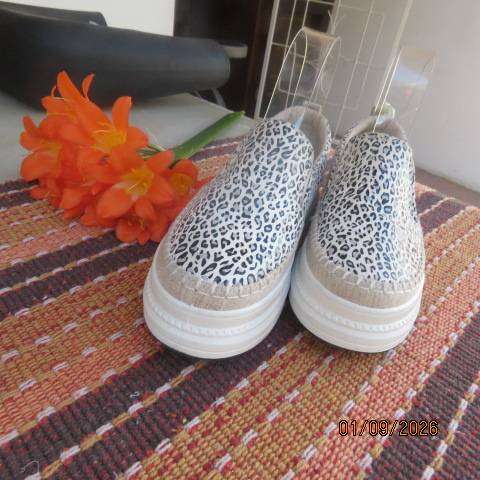 BUTTERFLY Feet classic animal print PU shoes with soft inner sole size 6