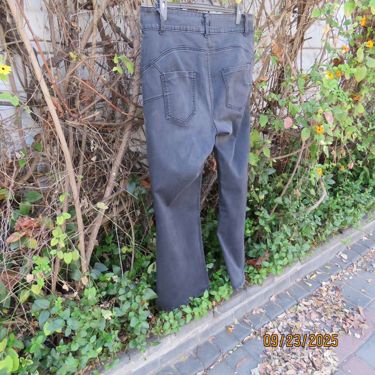 DONNA dark denim with wash-out look in polycotton stretch. Size 44