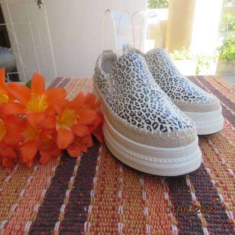 BUTTERFLY Feet classic animal print PU shoes with soft inner sole size 6