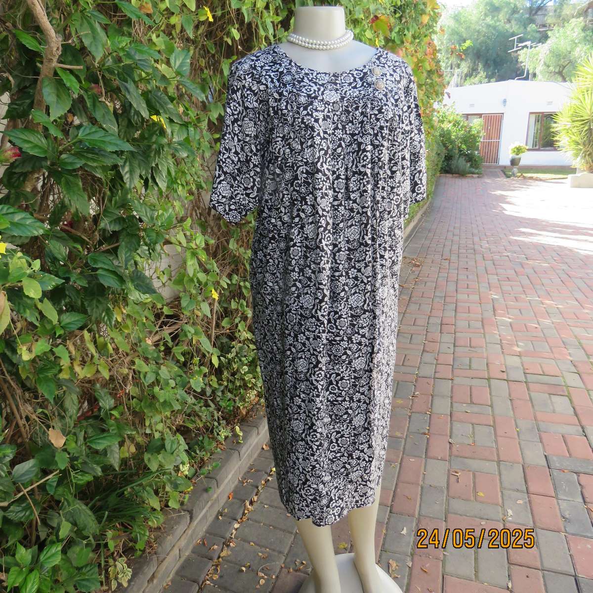 RIVIERA black-white floral viscose maternity fold over dress size 38. Short sleeves.