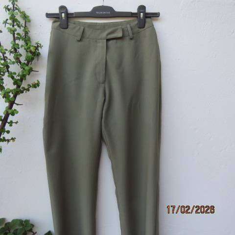 IN FOCUS pickle green high waisted dress pants in polyester. No pockets. Size 32