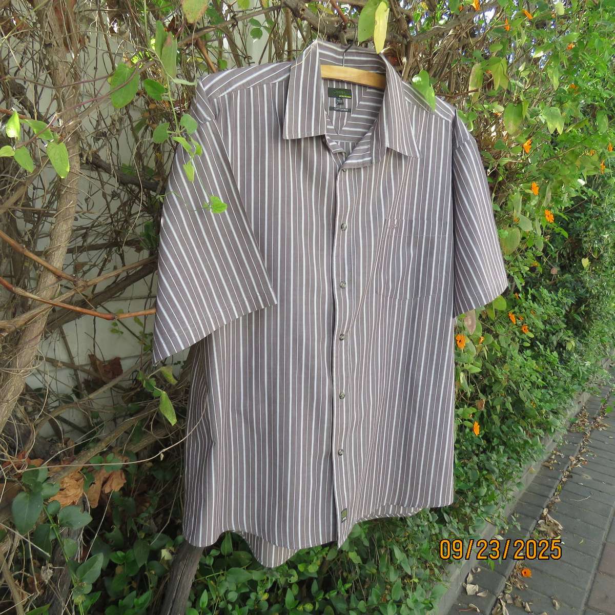 JEEP ecru-cream vertical striped short sleeve shirt in cotton. Size Large.
