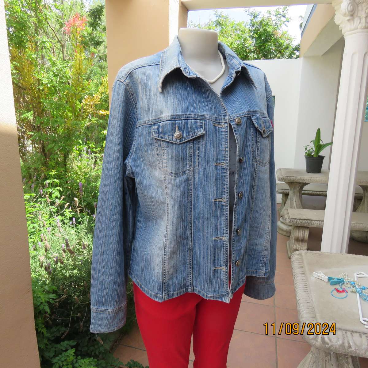 Beautiful structured blue denim jean cotton stretch jacket size 40. By OBR. As new cond