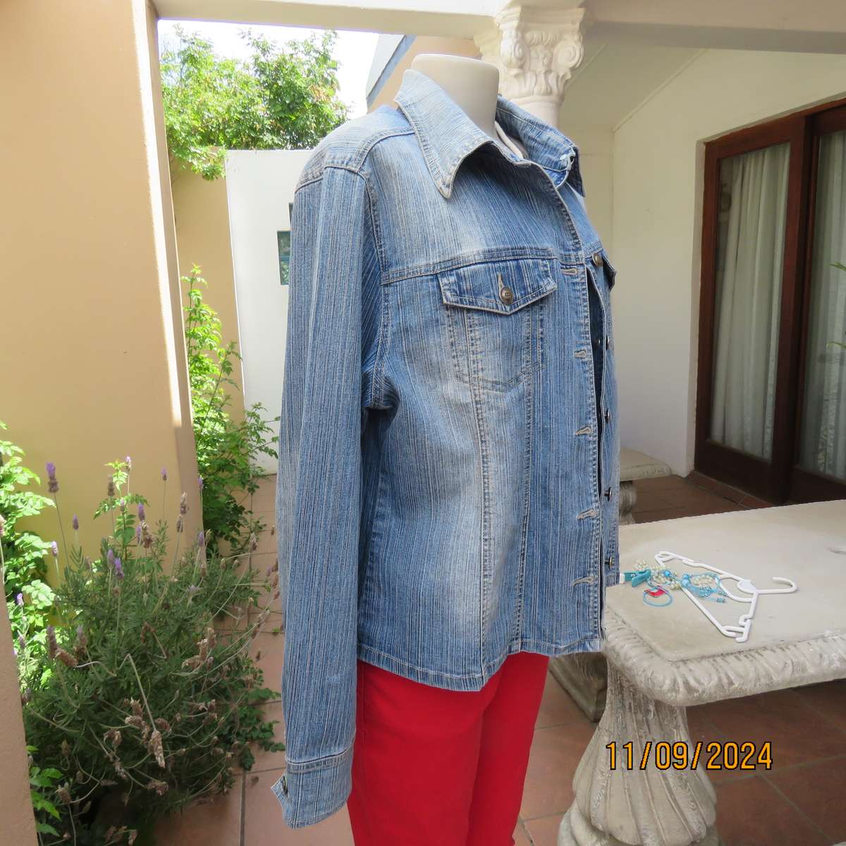 Beautiful structured blue denim jean cotton stretch jacket size 40. By OBR. As new cond