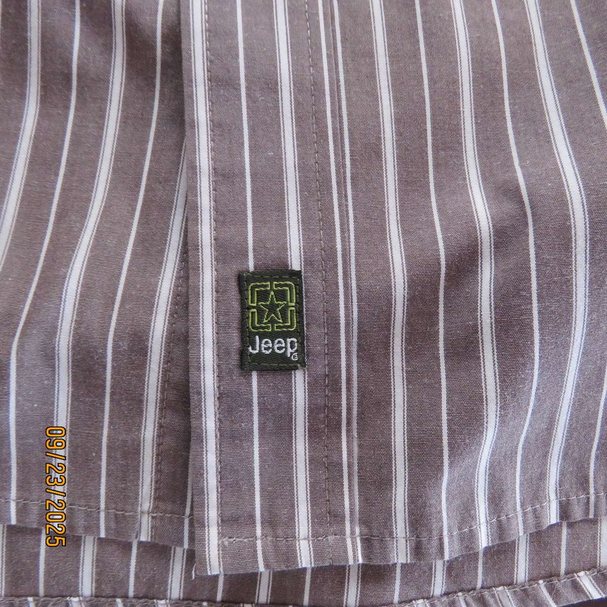 JEEP ecru-cream vertical striped short sleeve shirt in cotton. Size Large.