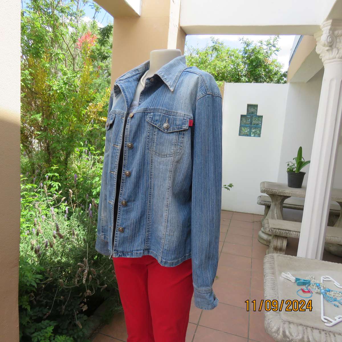 Beautiful structured blue denim jean cotton stretch jacket size 40. By OBR. As new cond