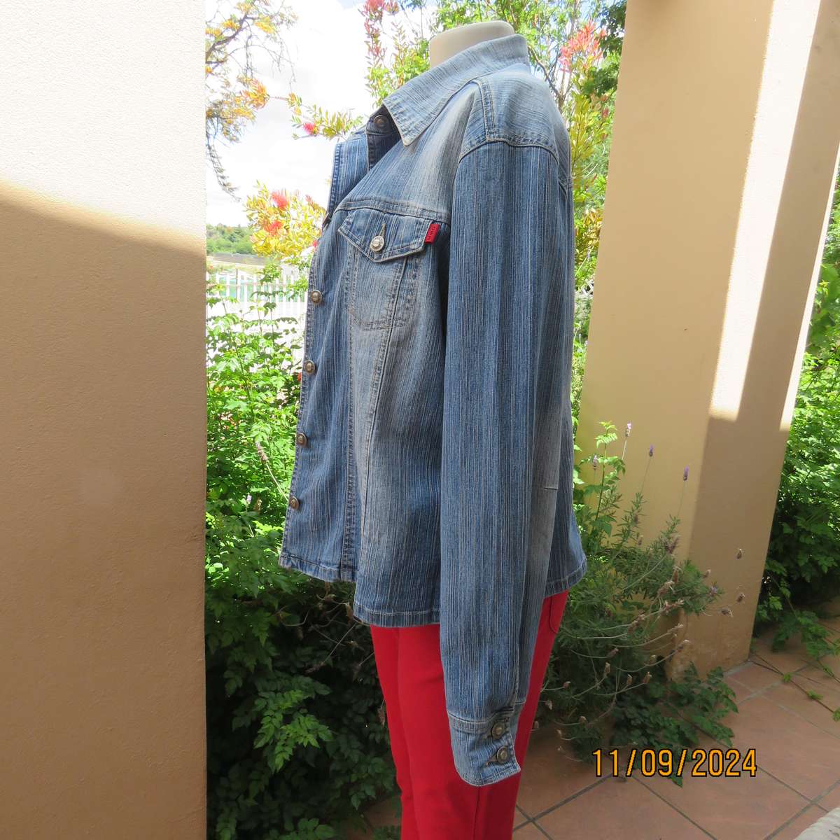 Beautiful structured blue denim jean cotton stretch jacket size 40. By OBR. As new cond