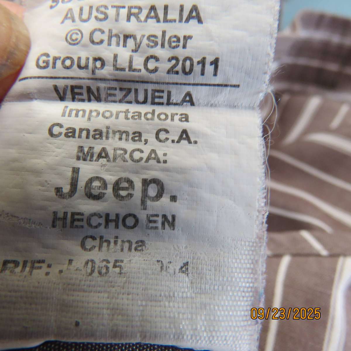 JEEP ecru-cream vertical striped short sleeve shirt in cotton. Size Large.