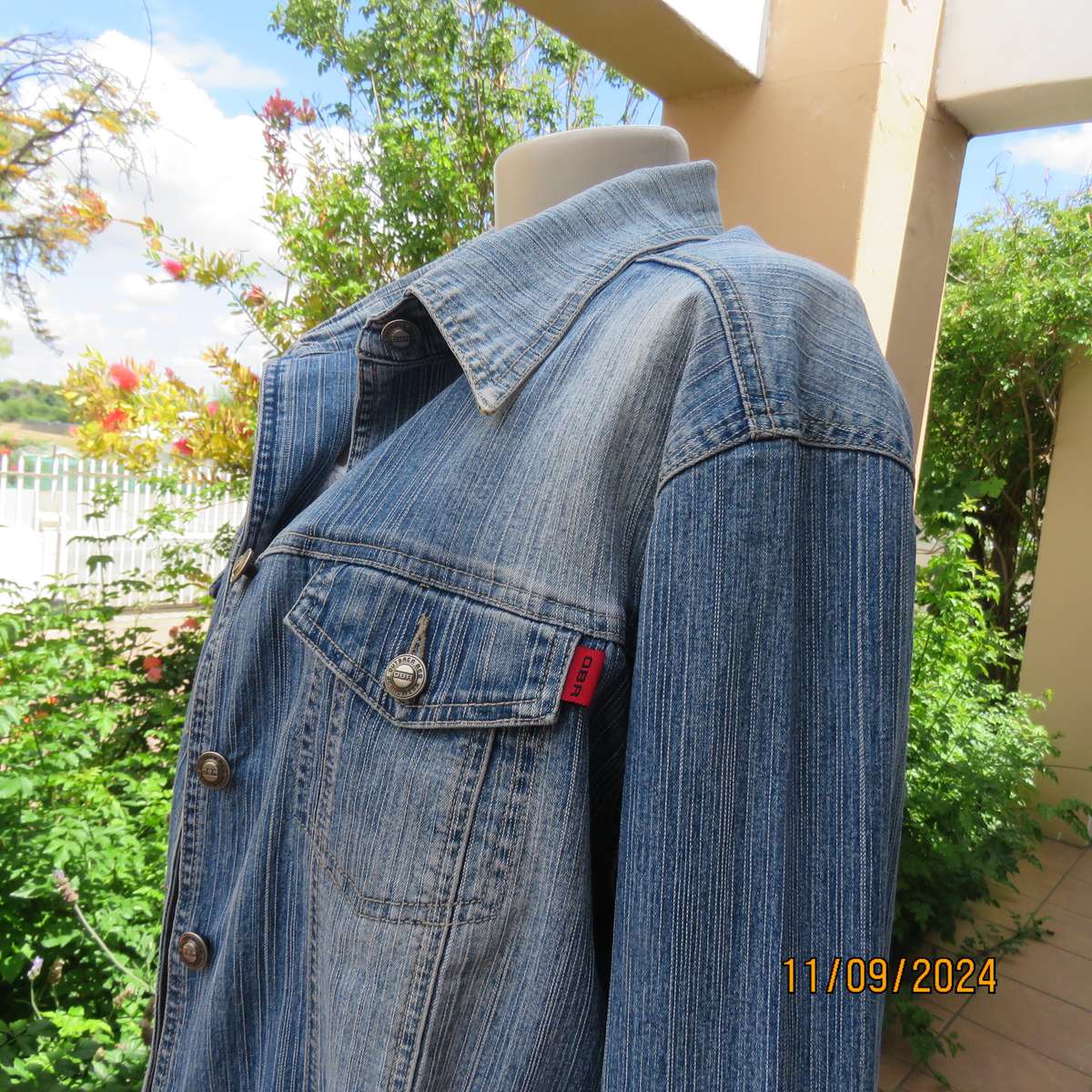 Beautiful structured blue denim jean cotton stretch jacket size 40. By OBR. As new cond