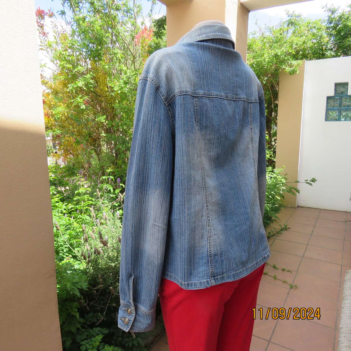 Beautiful structured blue denim jean cotton stretch jacket size 40. By OBR. As new cond