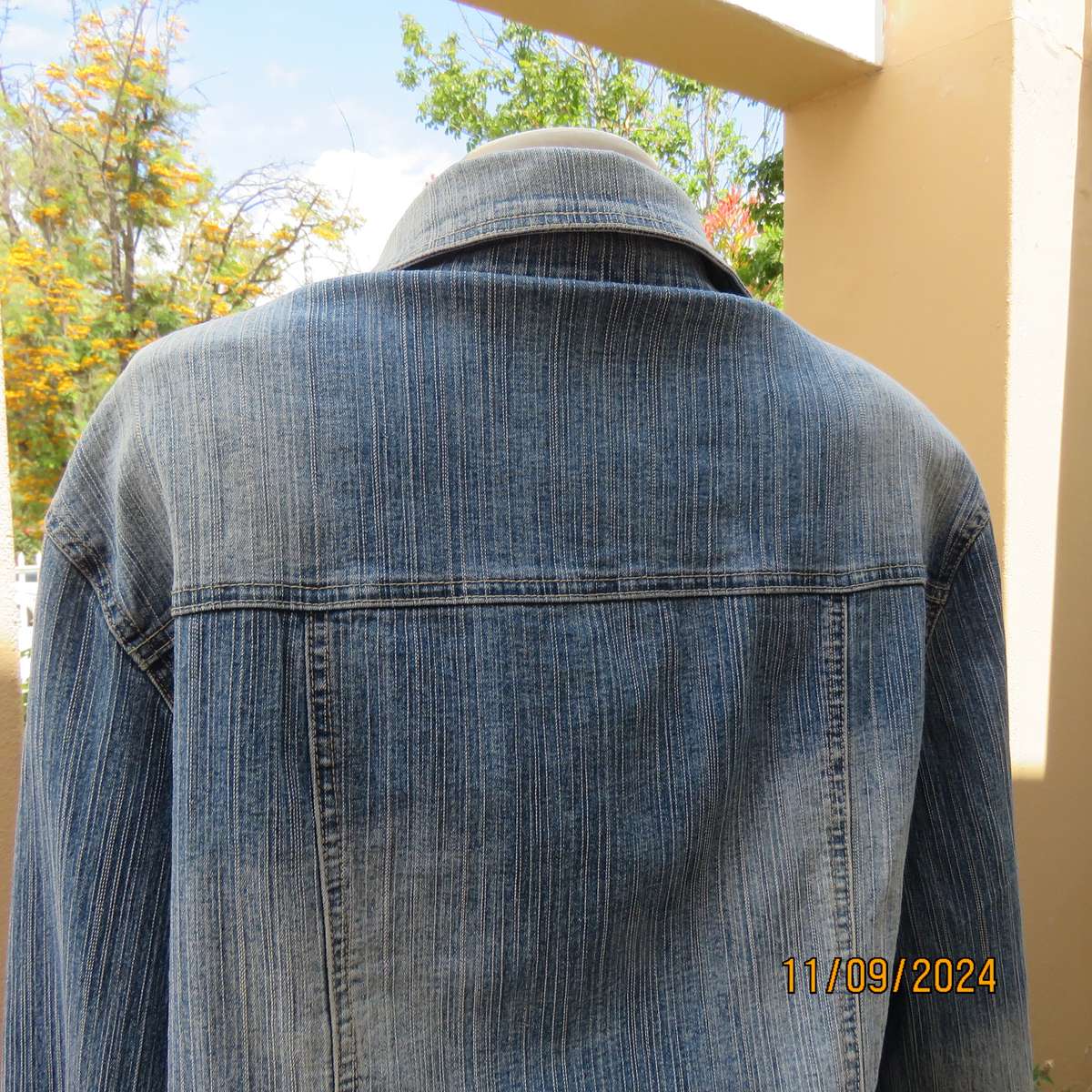 Beautiful structured blue denim jean cotton stretch jacket size 40. By OBR. As new cond