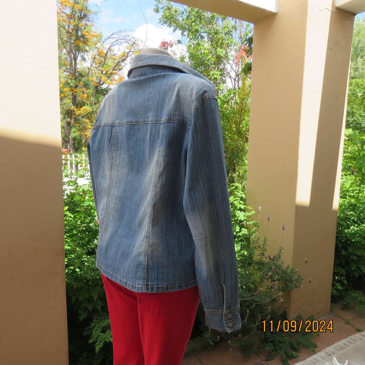 Beautiful structured blue denim jean cotton stretch jacket size 40. By OBR. As new cond