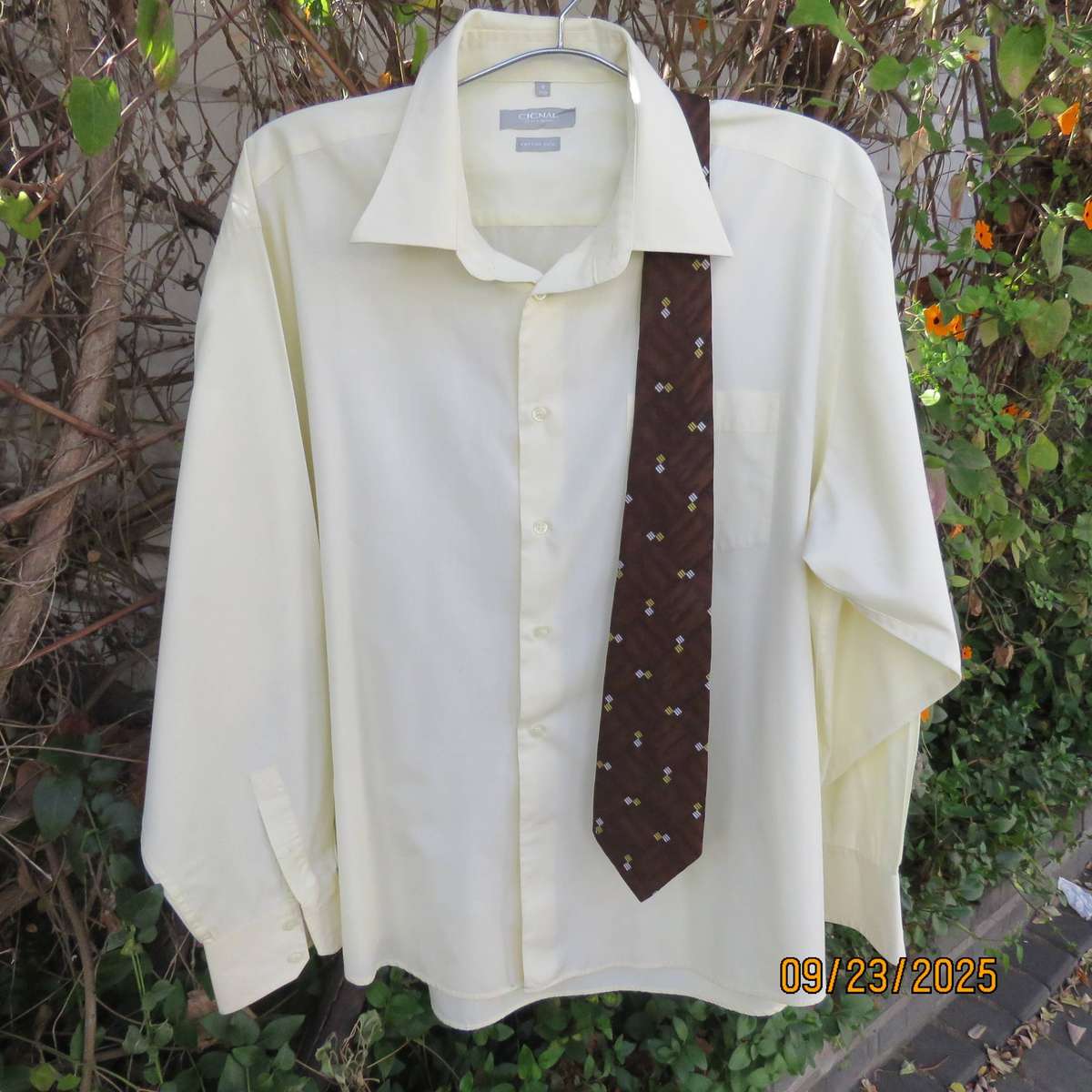CIGNAL pastel yellow long sleeve polycotton shirt with free tie. Size XXL