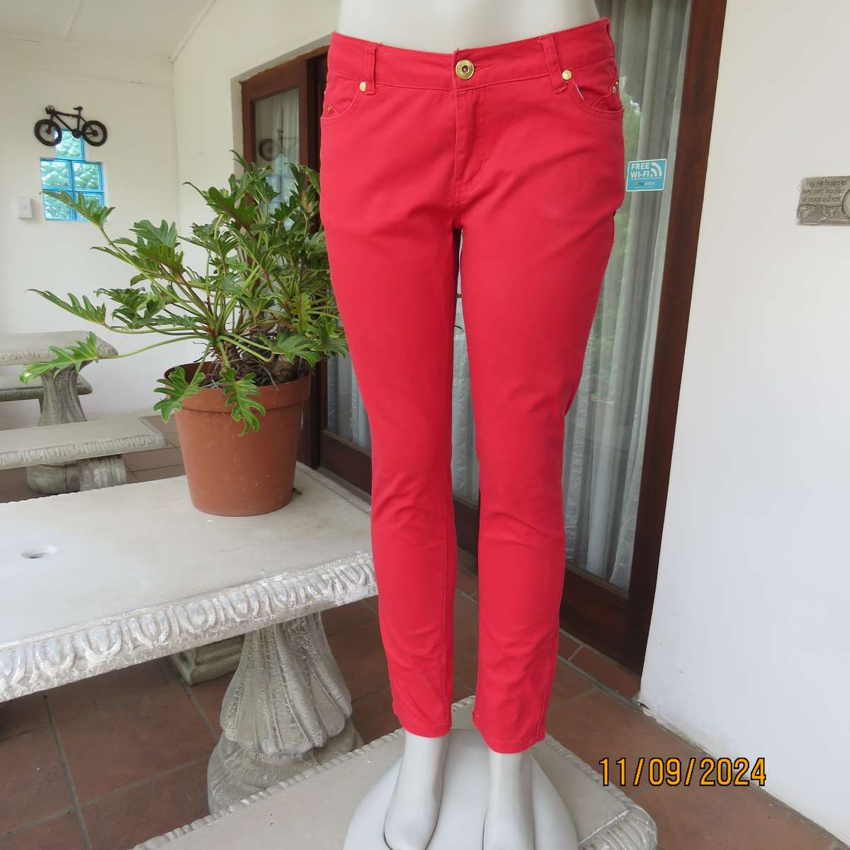 Sexy postbox red skinny cotton stretch pants size 35. Pockets front and back. Stud decoration.
