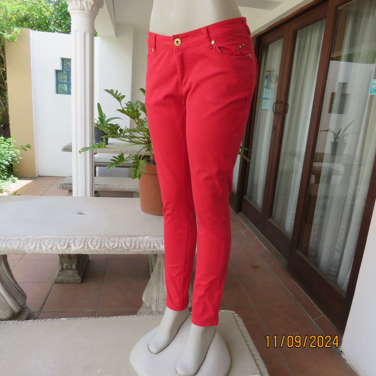 Sexy postbox red skinny cotton stretch pants size 35. Pockets front and back. Stud decoration.