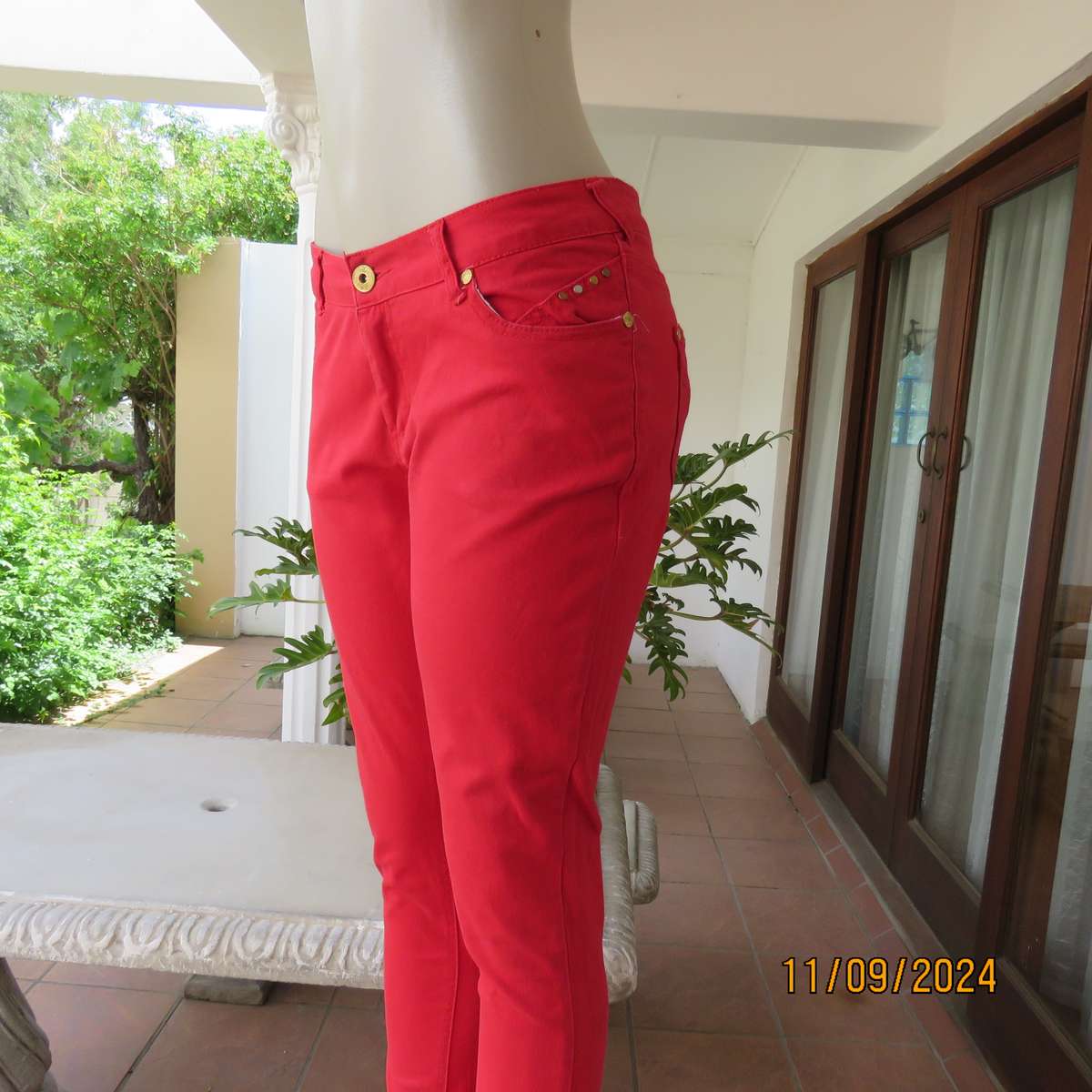 Sexy postbox red skinny cotton stretch pants size 35. Pockets front and back. Stud decoration.