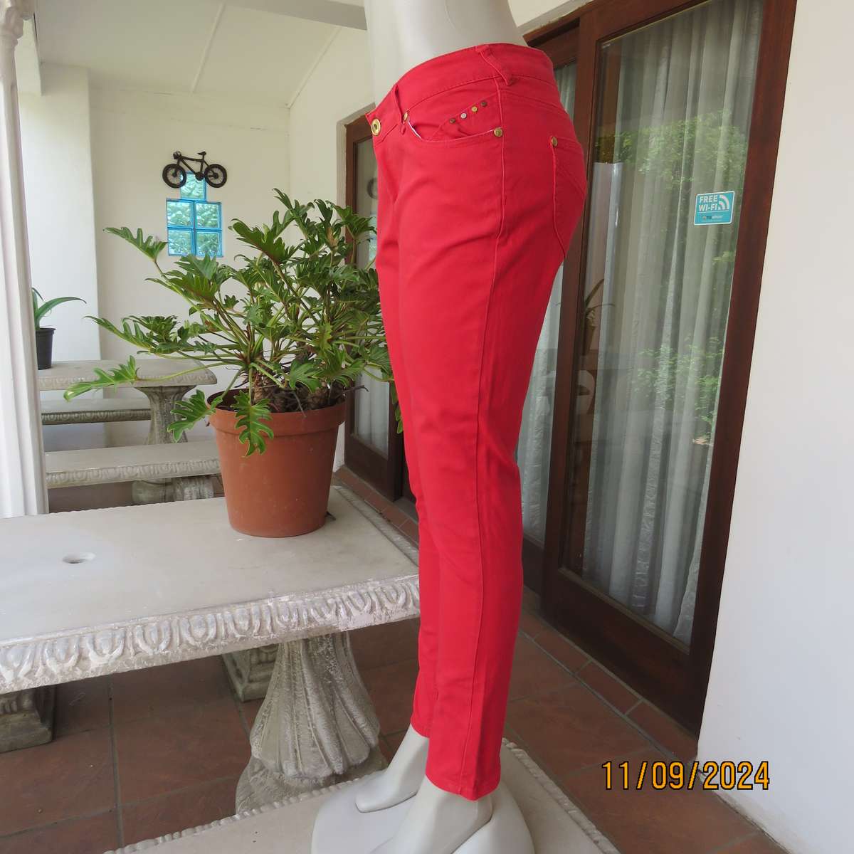 Sexy postbox red skinny cotton stretch pants size 35. Pockets front and back. Stud decoration.