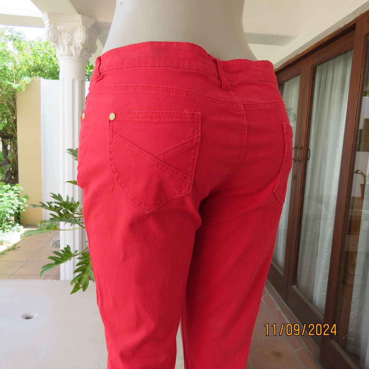 Sexy postbox red skinny cotton stretch pants size 35. Pockets front and back. Stud decoration.