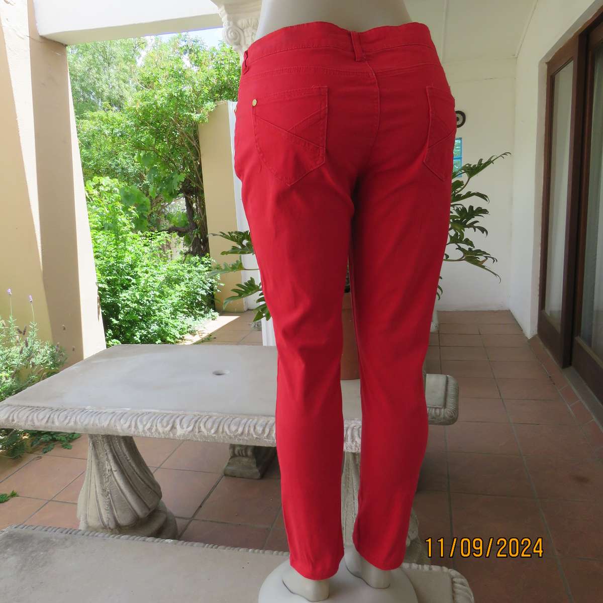 Sexy postbox red skinny cotton stretch pants size 35. Pockets front and back. Stud decoration.