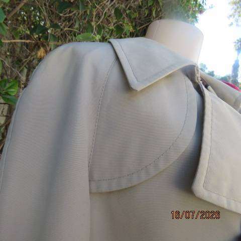 Roy trench coat woven crown crest double breast gaberdine waterproof size 42