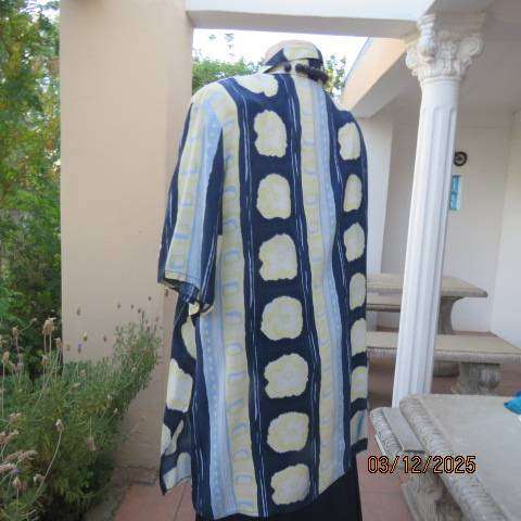 SCOTTS button down 80's navy-light blue-yellow pattern top in viscose. Size 40