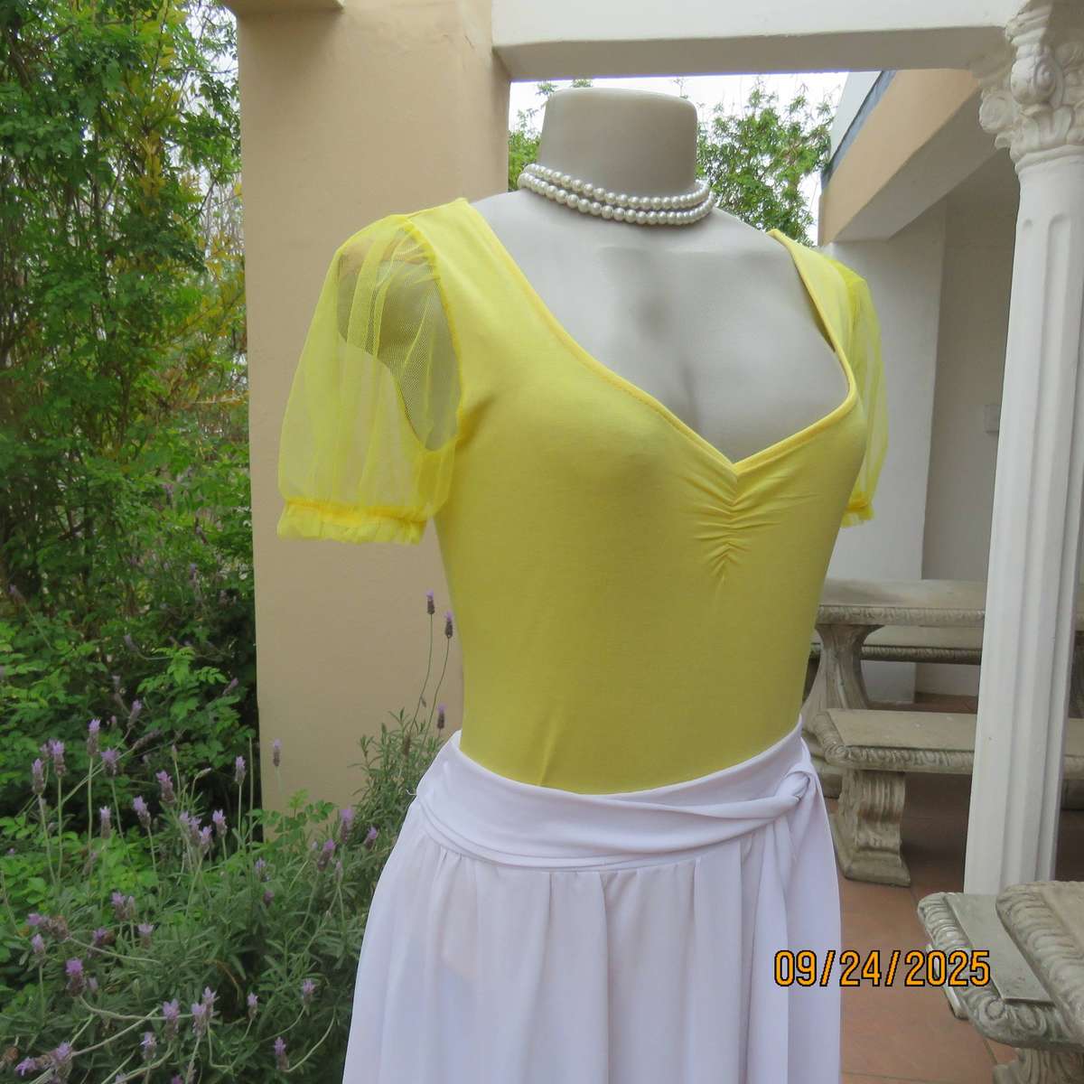 Canary yellow bodyshirt in stretch viscose size 36. Polyester netting puffed sleeves.