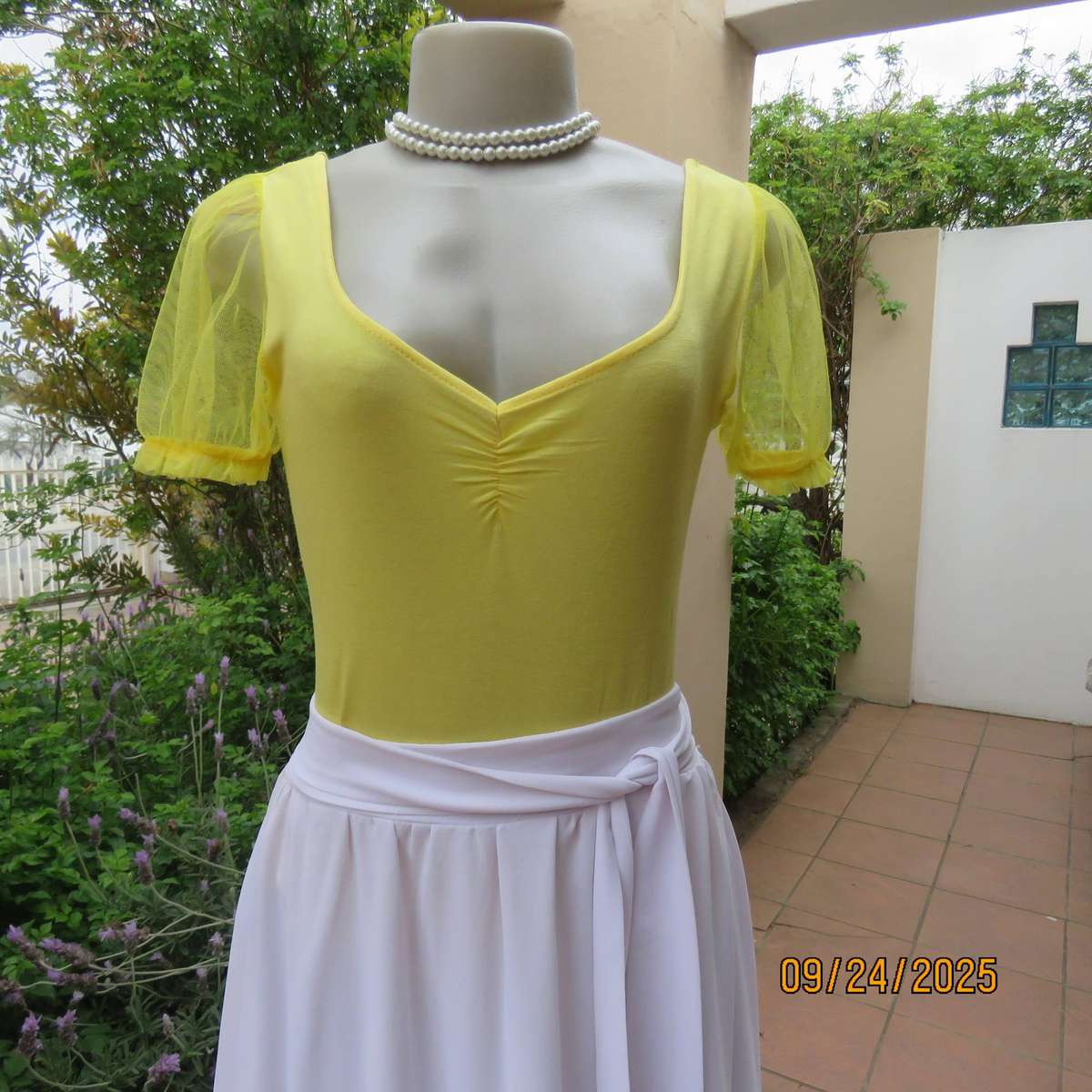 Canary yellow bodyshirt in stretch viscose size 36. Polyester netting puffed sleeves.