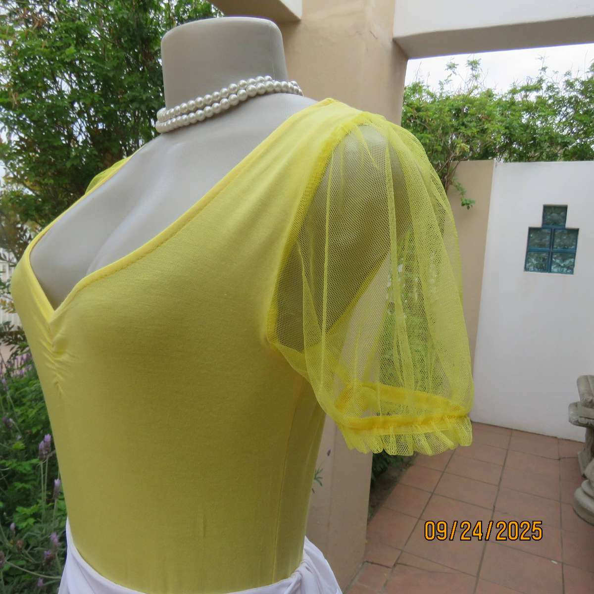 Canary yellow bodyshirt in stretch viscose size 36. Polyester netting puffed sleeves.