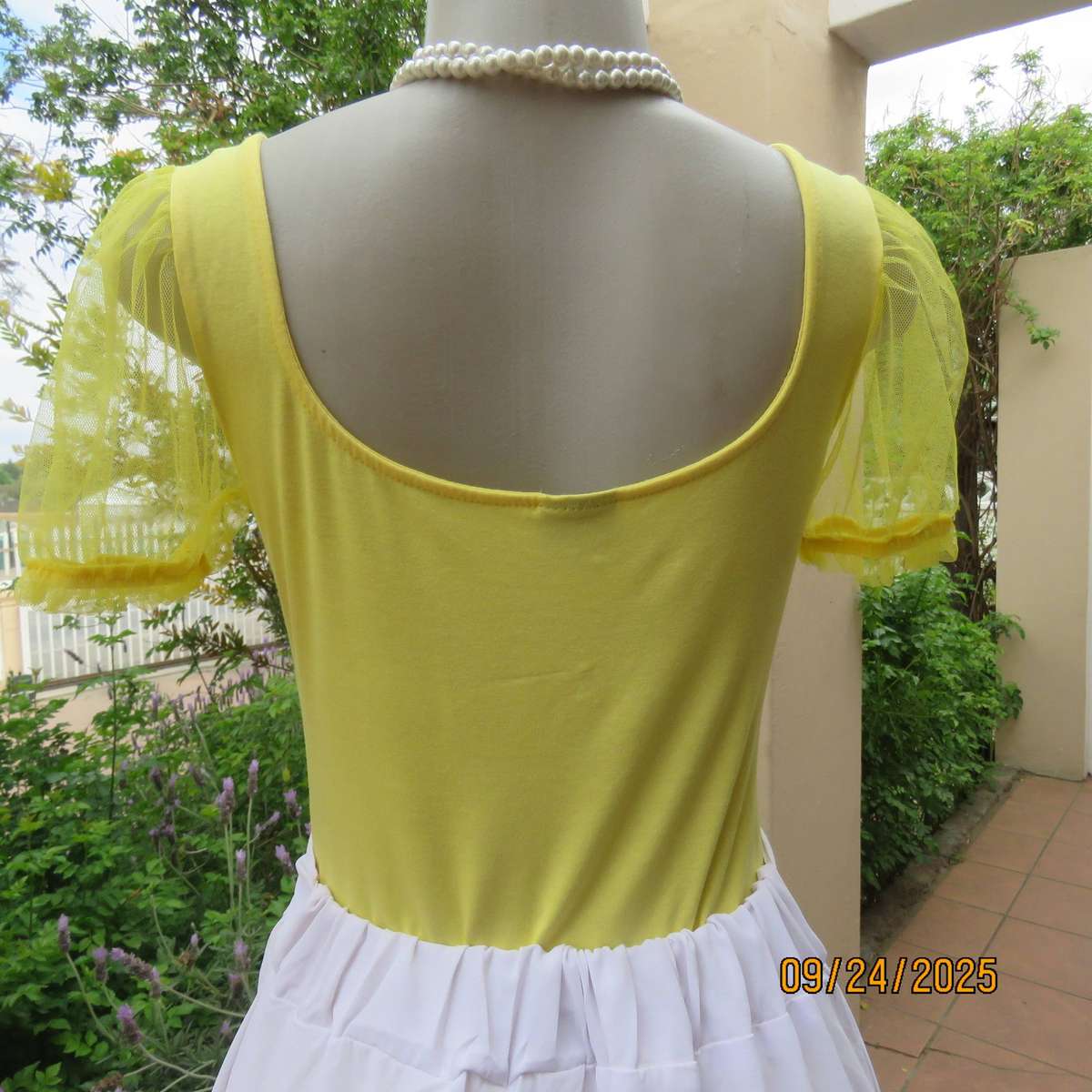 Canary yellow bodyshirt in stretch viscose size 36. Polyester netting puffed sleeves.