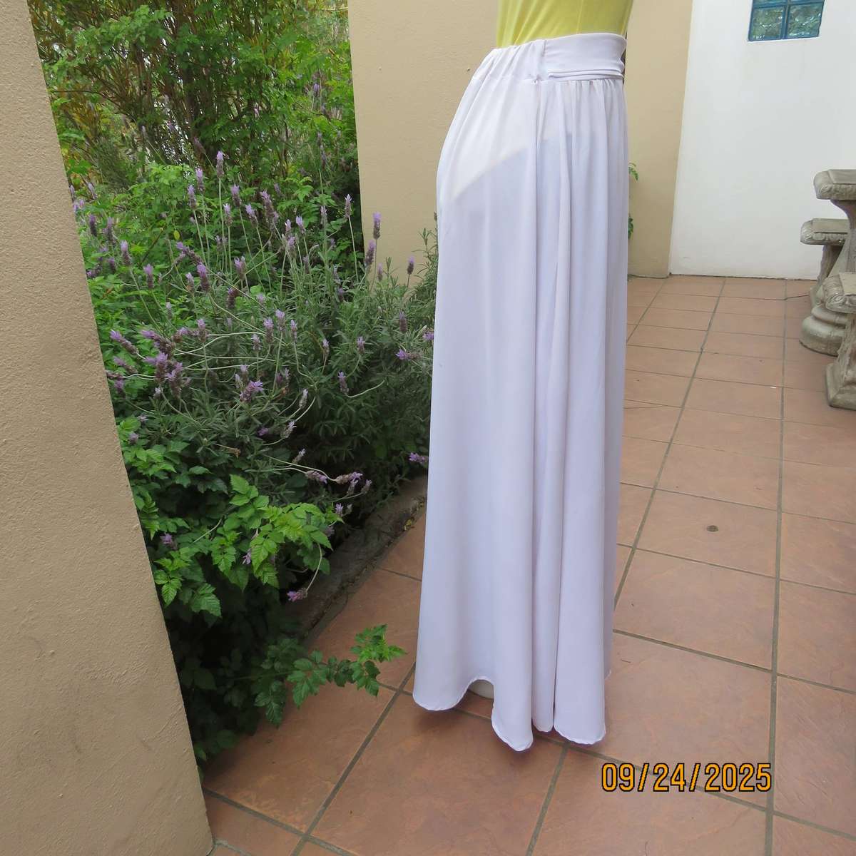 NEW FEELING white maxi stretch polyester skirt. Long side straps. Pockets. Size 36-38