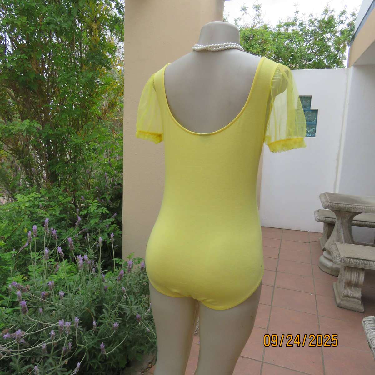 Canary yellow bodyshirt in stretch viscose size 36. Polyester netting puffed sleeves.