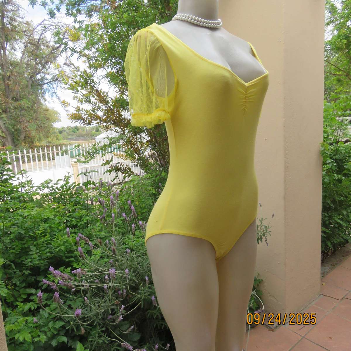 Canary yellow bodyshirt in stretch viscose size 36. Polyester netting puffed sleeves.