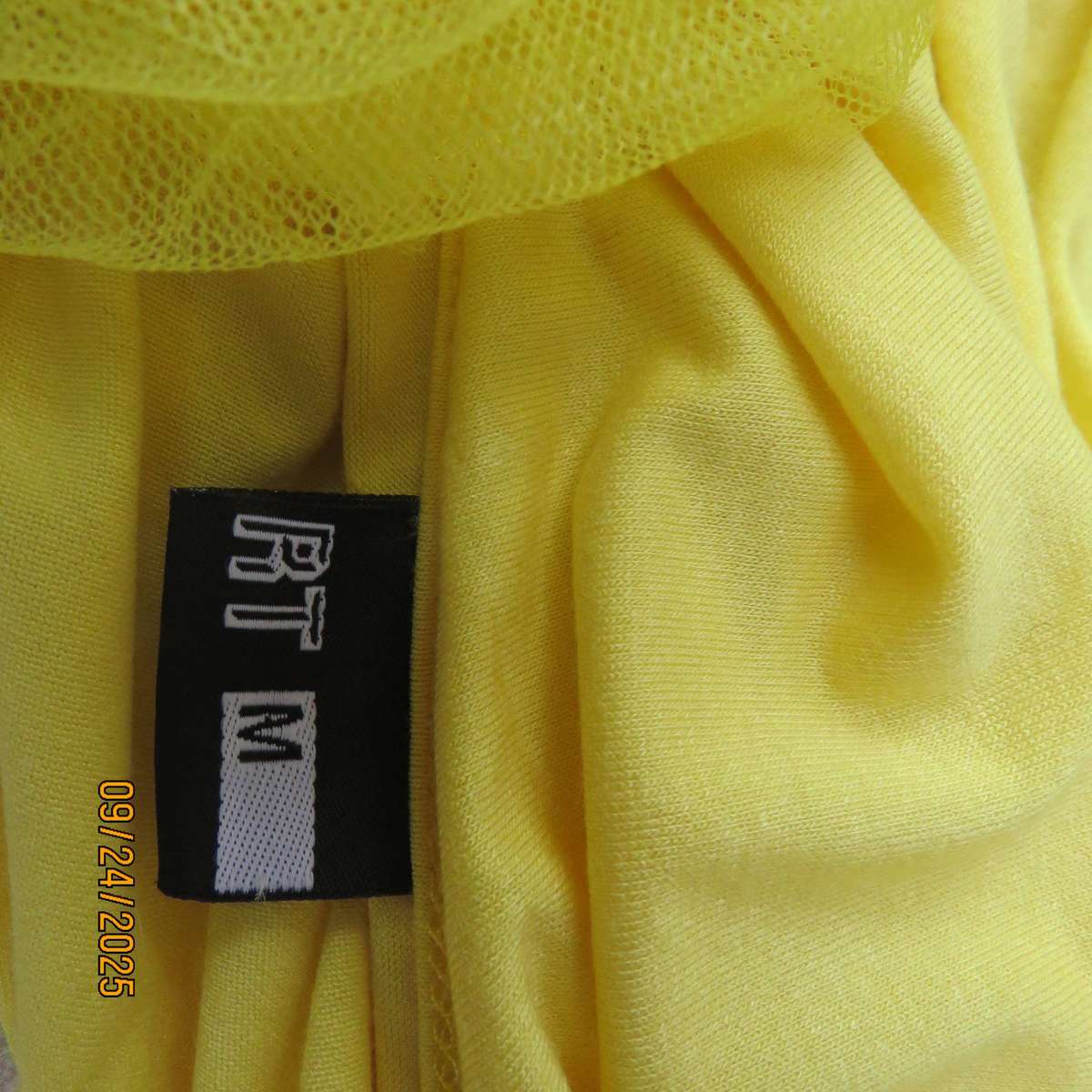 Canary yellow bodyshirt in stretch viscose size 36. Polyester netting puffed sleeves.