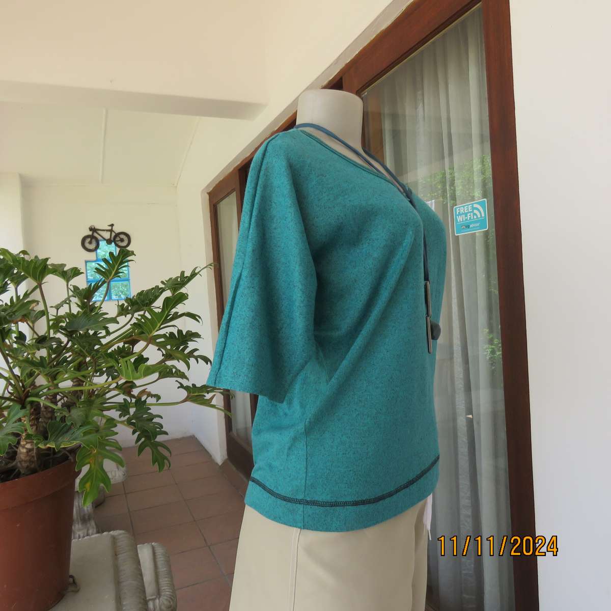 Comfy slip over mottled jade-black polyester stretch size 36 top. Cut-on sleeves. As new cond.