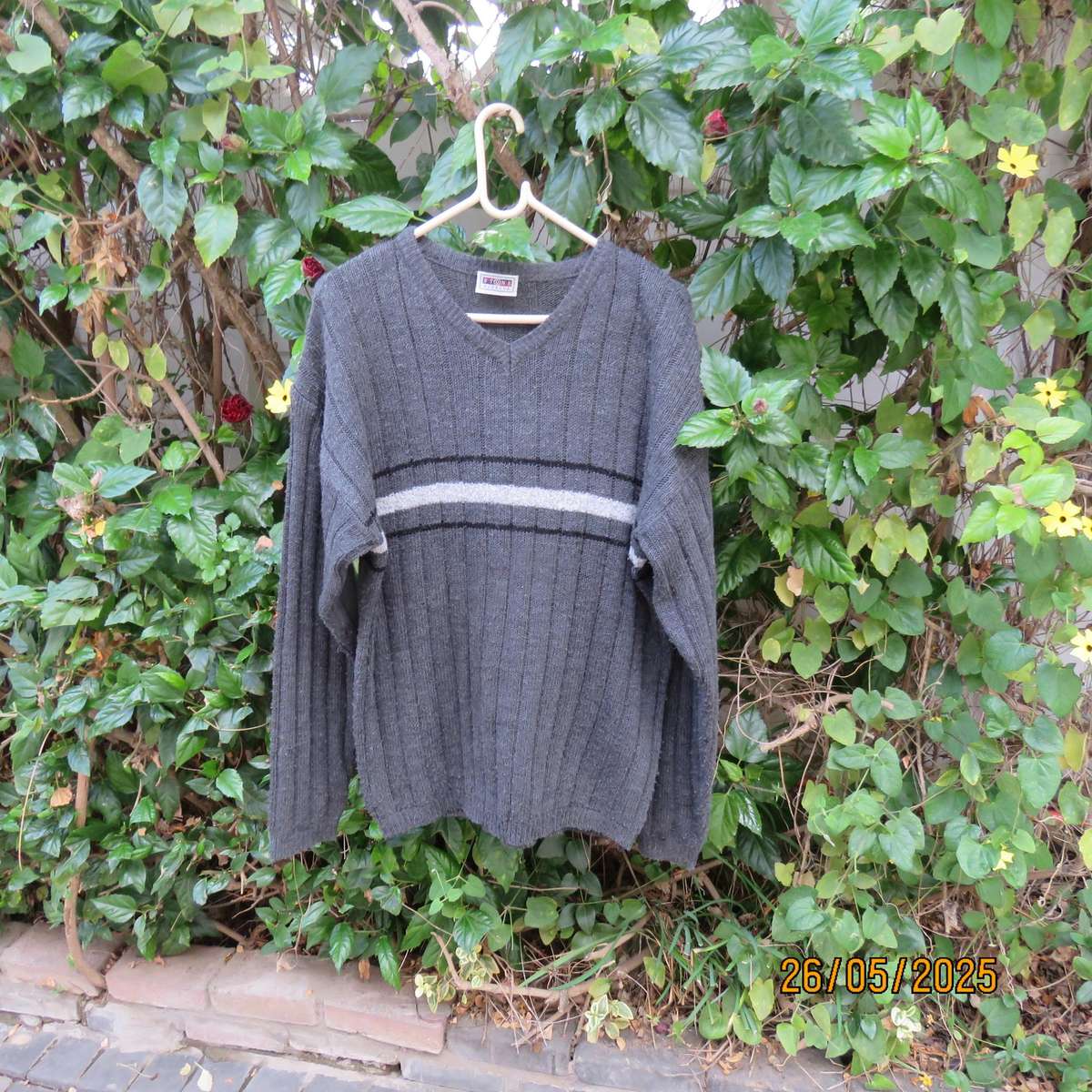Men's STONE HARBOUR steel grey acrylic knit pullover sweater. Size Large.