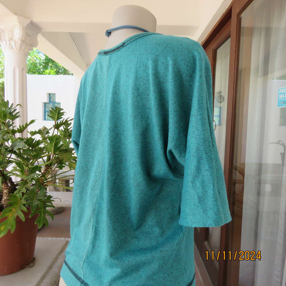 Comfy slip over mottled jade-black polyester stretch size 36 top. Cut-on sleeves. As new cond.