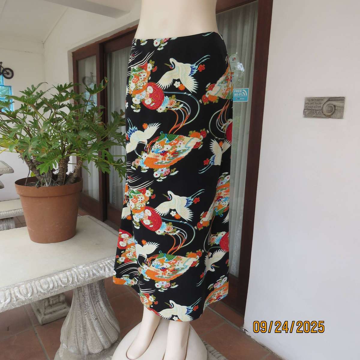 BOND TAYLOR black silky polyester with Japanese print bandless skirt size 36