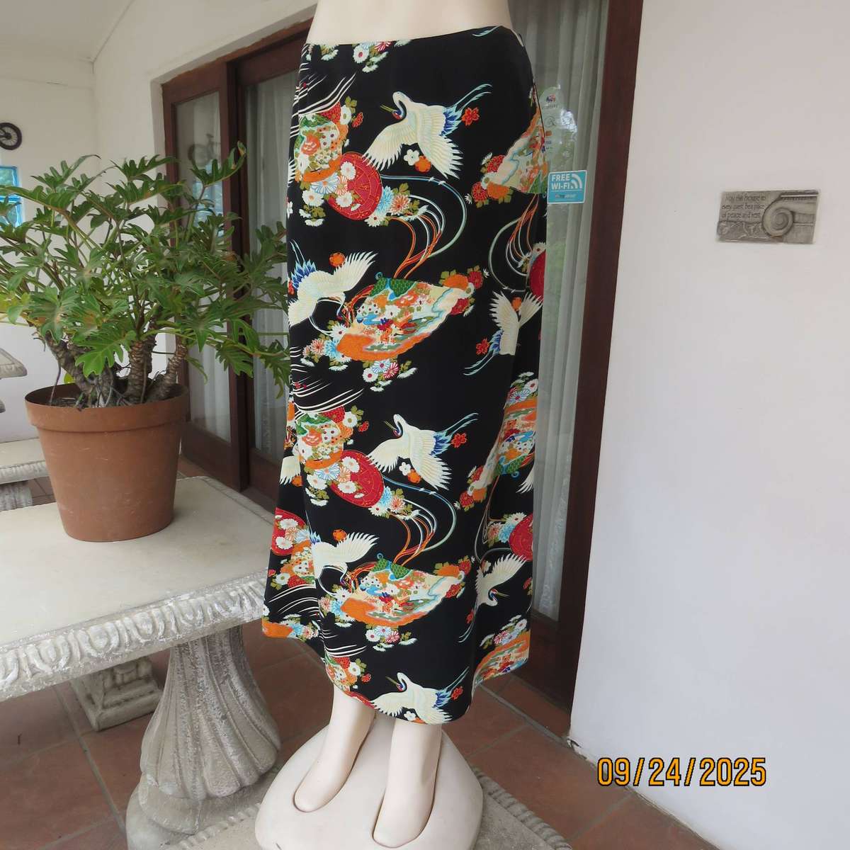 BOND TAYLOR black silky polyester with Japanese print bandless skirt size 36