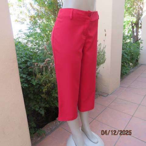 STATURE cropped carmine red polyester pants. Straight legs. Size 38-40