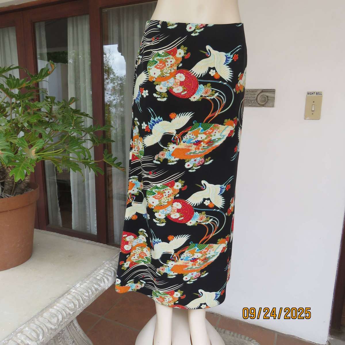 BOND TAYLOR black silky polyester with Japanese print bandless skirt size 36