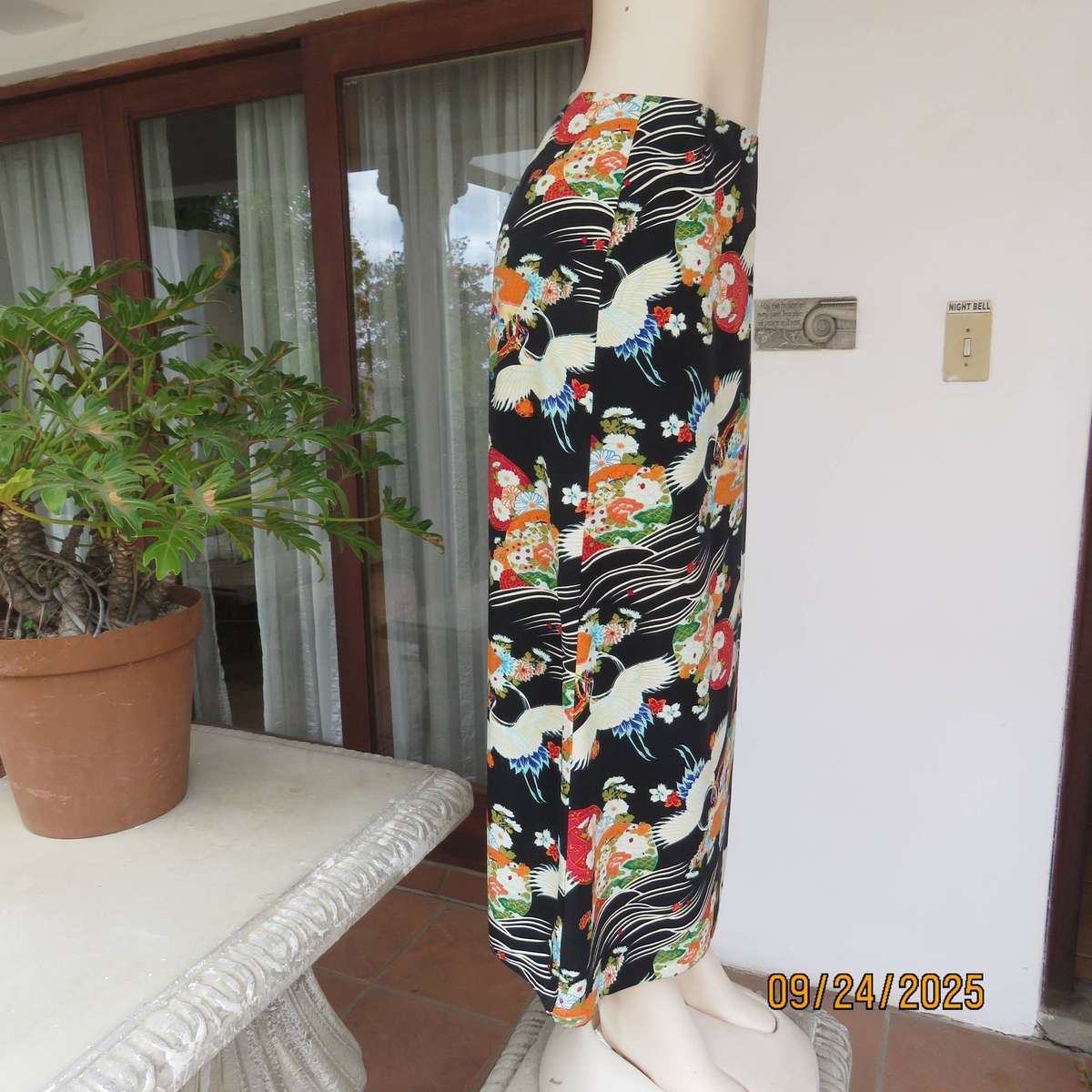 BOND TAYLOR black silky polyester with Japanese print bandless skirt size 36