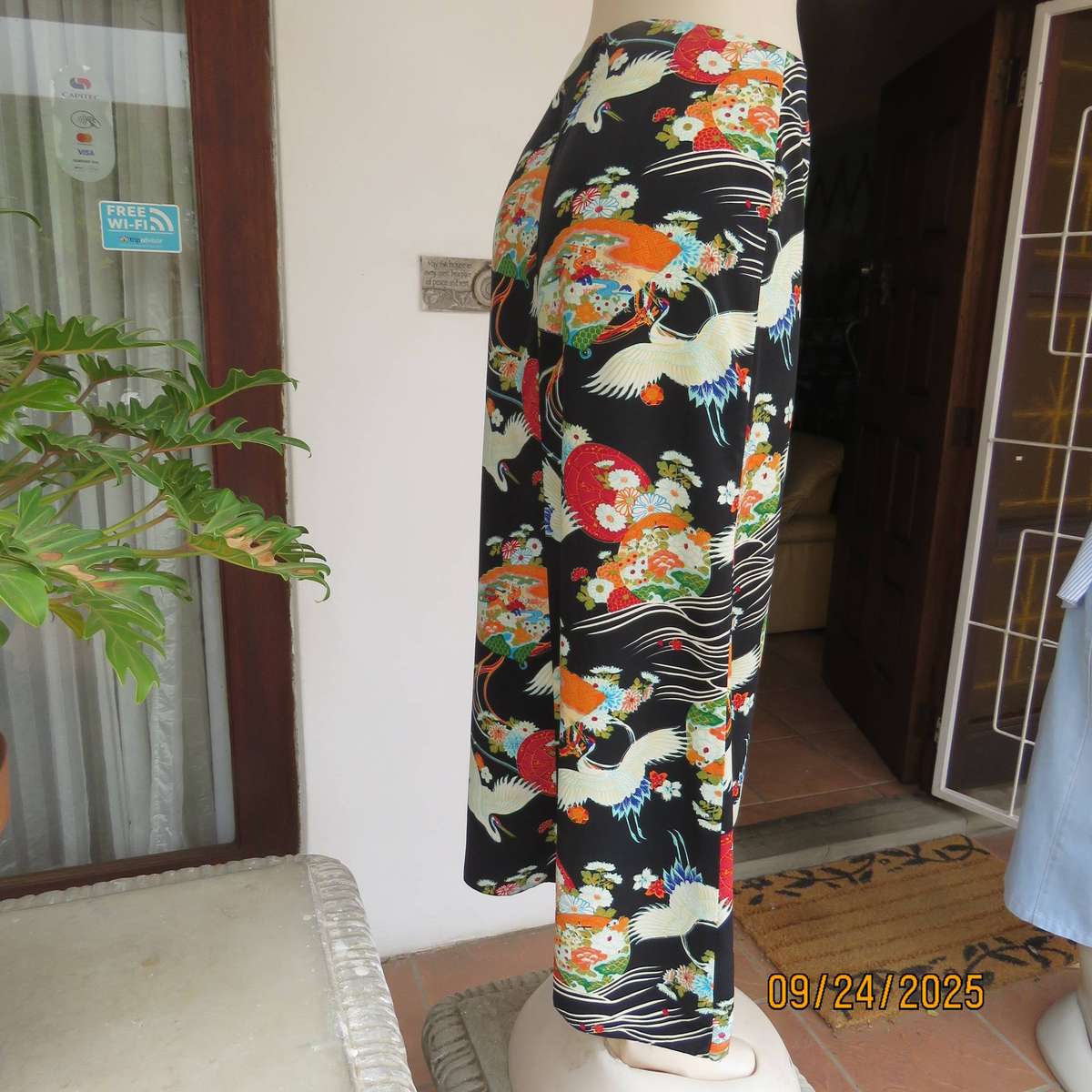 BOND TAYLOR black silky polyester with Japanese print bandless skirt size 36