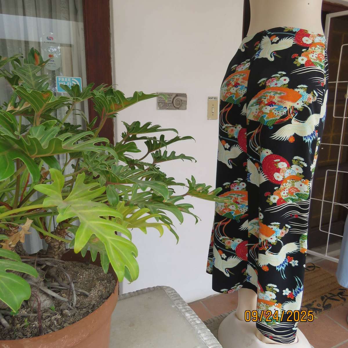 BOND TAYLOR black silky polyester with Japanese print bandless skirt size 36