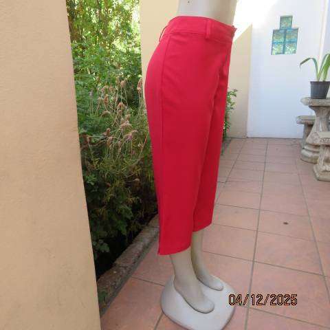 STATURE cropped carmine red polyester pants. Straight legs. Size 38-40