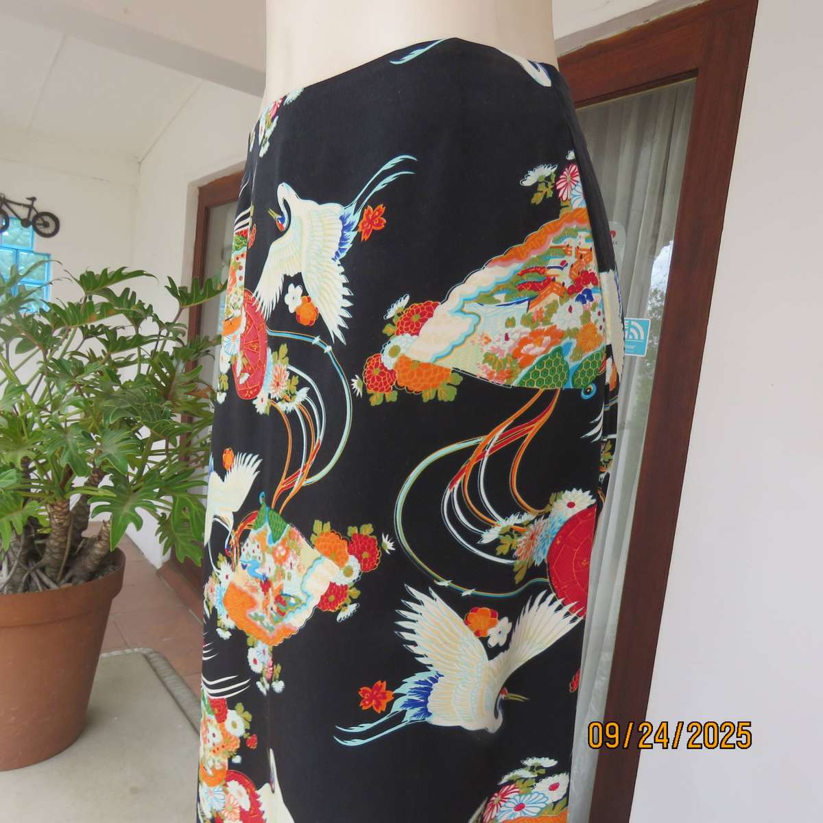 BOND TAYLOR black silky polyester with Japanese print bandless skirt size 36