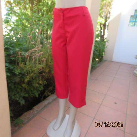 STATURE cropped carmine red polyester pants. Straight legs. Size 38-40