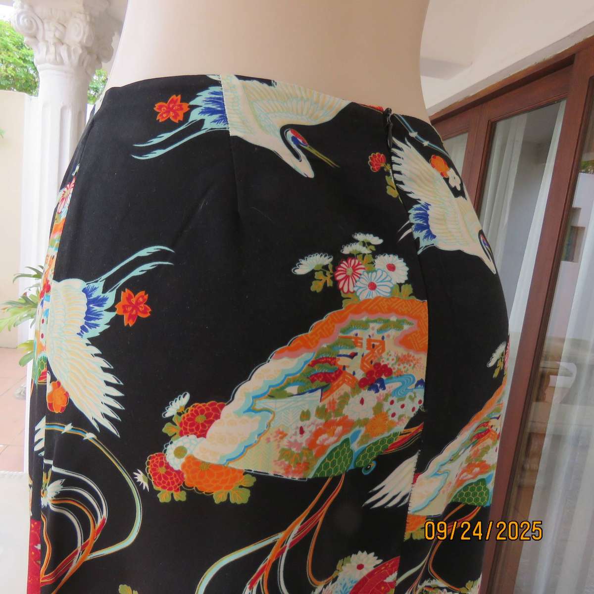 BOND TAYLOR black silky polyester with Japanese print bandless skirt size 36
