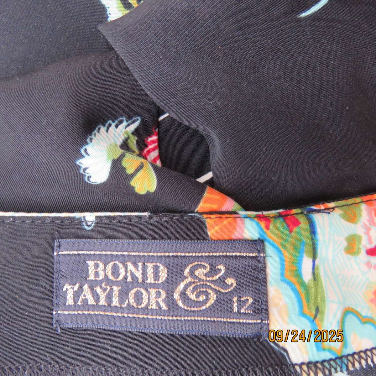 BOND TAYLOR black silky polyester with Japanese print bandless skirt size 36
