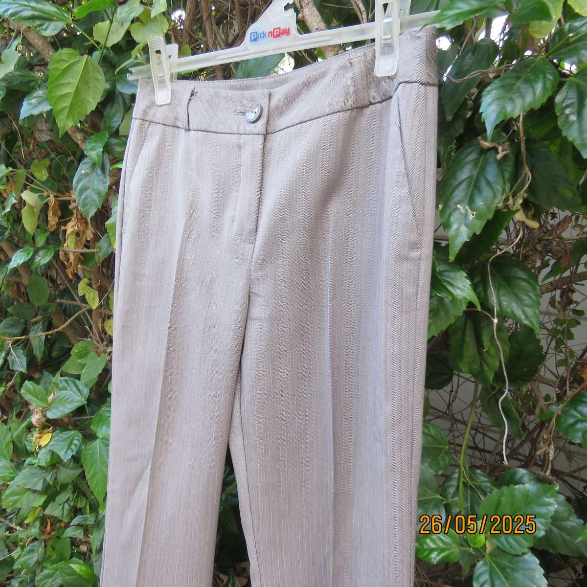 WOOLWORTHS beige dress pants in herringbone pattern. Polyester-rayon stretch. Size 32